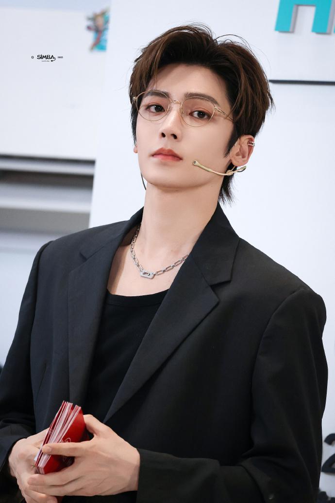 侯明昊金丝眼镜造型侯明昊戴眼镜夯爆了 今天现场活动的造型真的是get到侯明昊戴眼