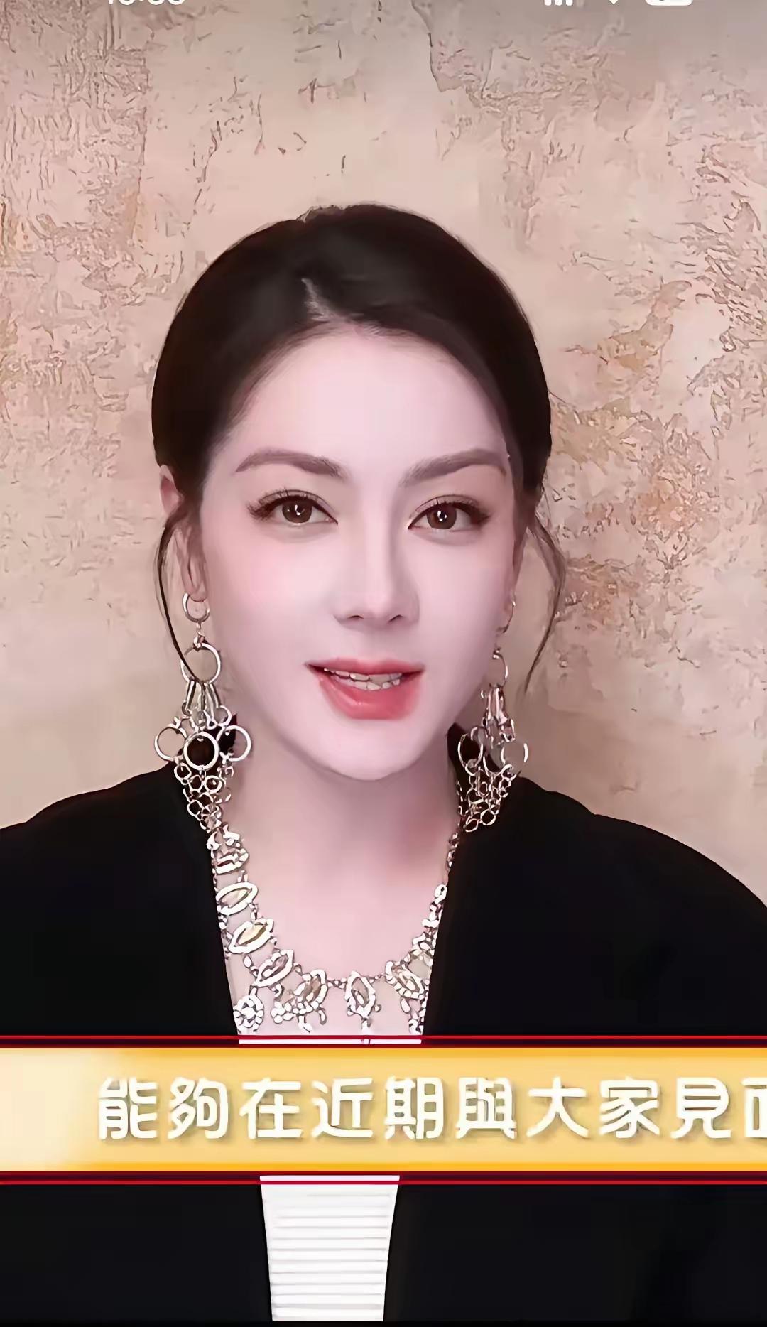 我的天呐！迪丽热巴咋变成这样了？
 
刷到迪丽热巴为新剧《白日提灯》拍的宣传祝福