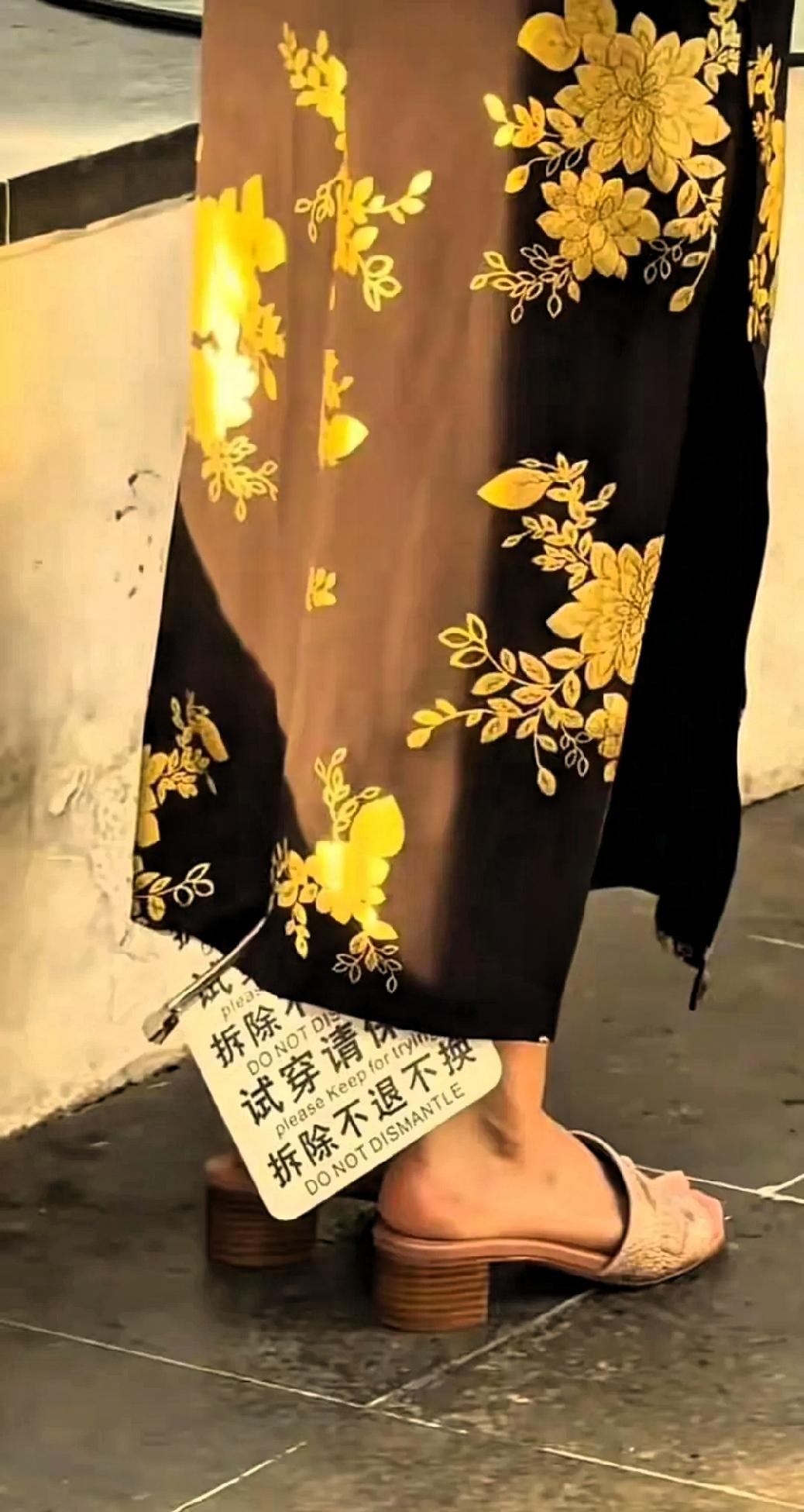 上海旗袍姐，你背后那个大吊牌，把多少人的脸都丢光了！
 
最近上海街头一位穿旗袍
