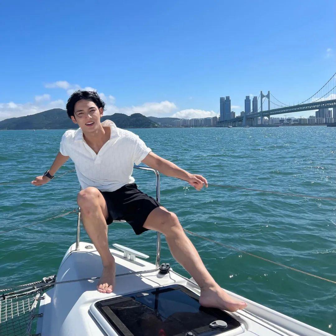 26岁人气男子组合“SEVENTEEN”成员金珉奎还挺帅的。
喜欢欧巴！