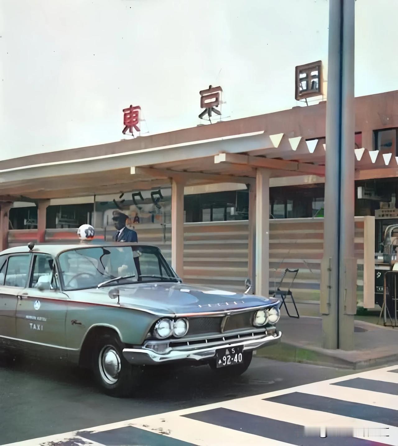 1965年日本的出租车，当时日本出租车的主是丰田皇冠和日产公爵王