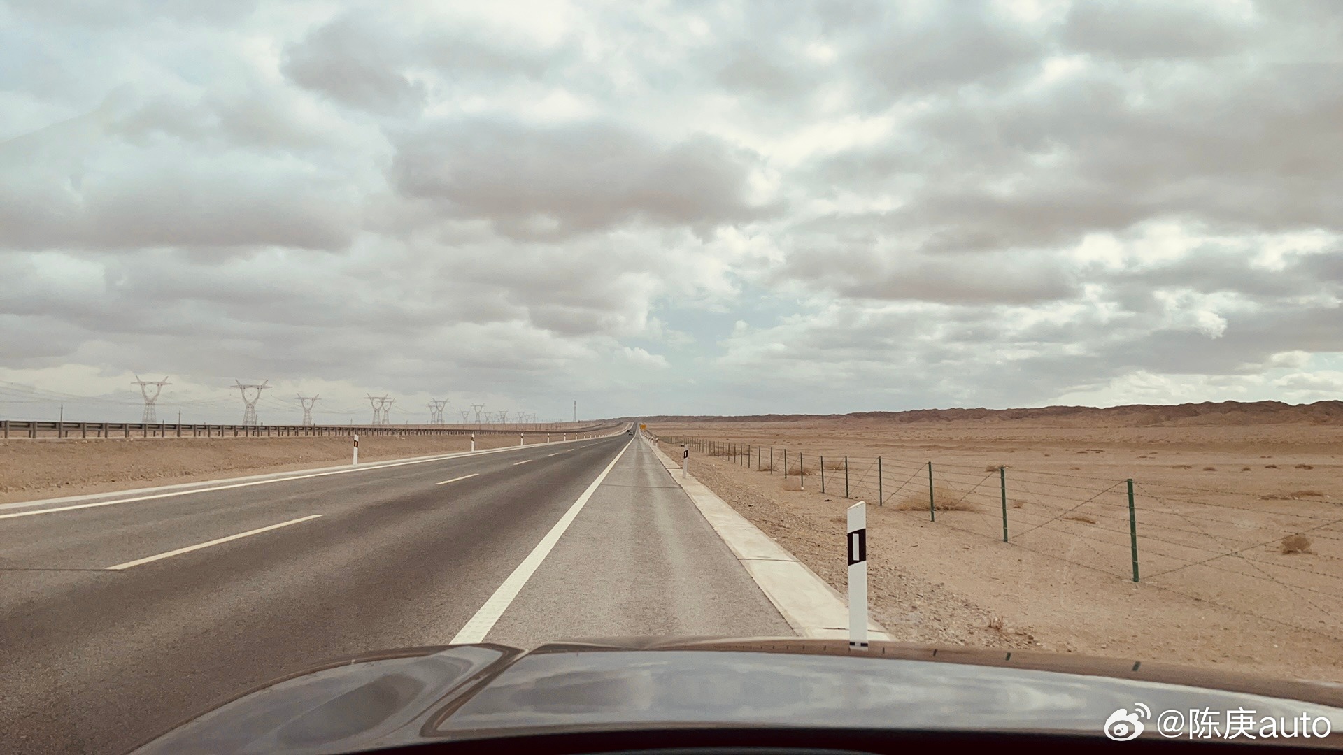 大西北的路太适合自驾了，路面修的好，风景好，车又少，随手拍一张大伙儿感受感受氛围