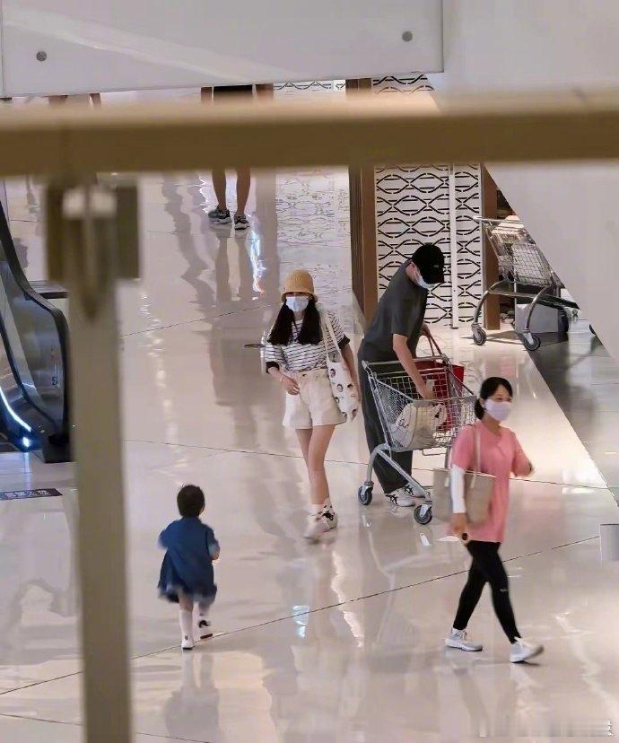 任重孙骁骁带孩子逛商场 偶遇任重孙骁骁带孩子逛商场 任重孙骁骁带女儿逛商场被偶遇