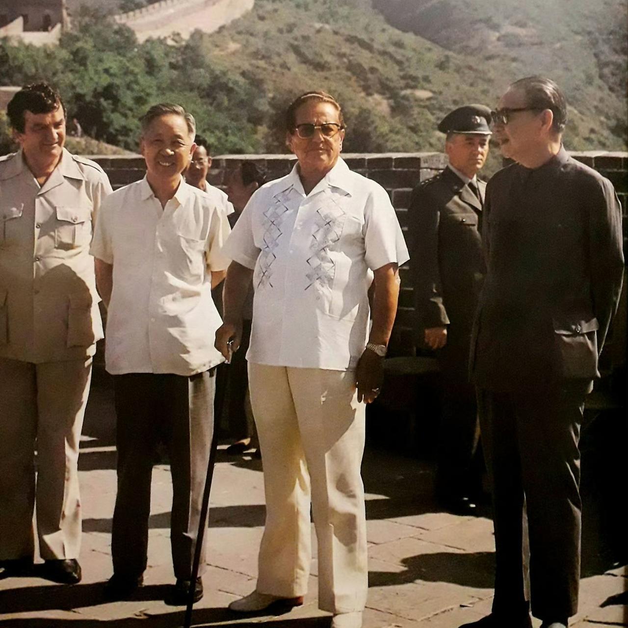 1977年，铁托访华的留影，地点是北京八达岭长城，画面中间的老者是85岁高龄的南