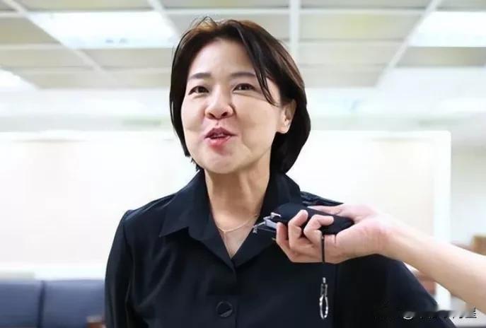 台岛所谓“民众党立委”黄珊珊今天表示，柯文哲终于可以回家了，这场仗才刚刚开始。暗