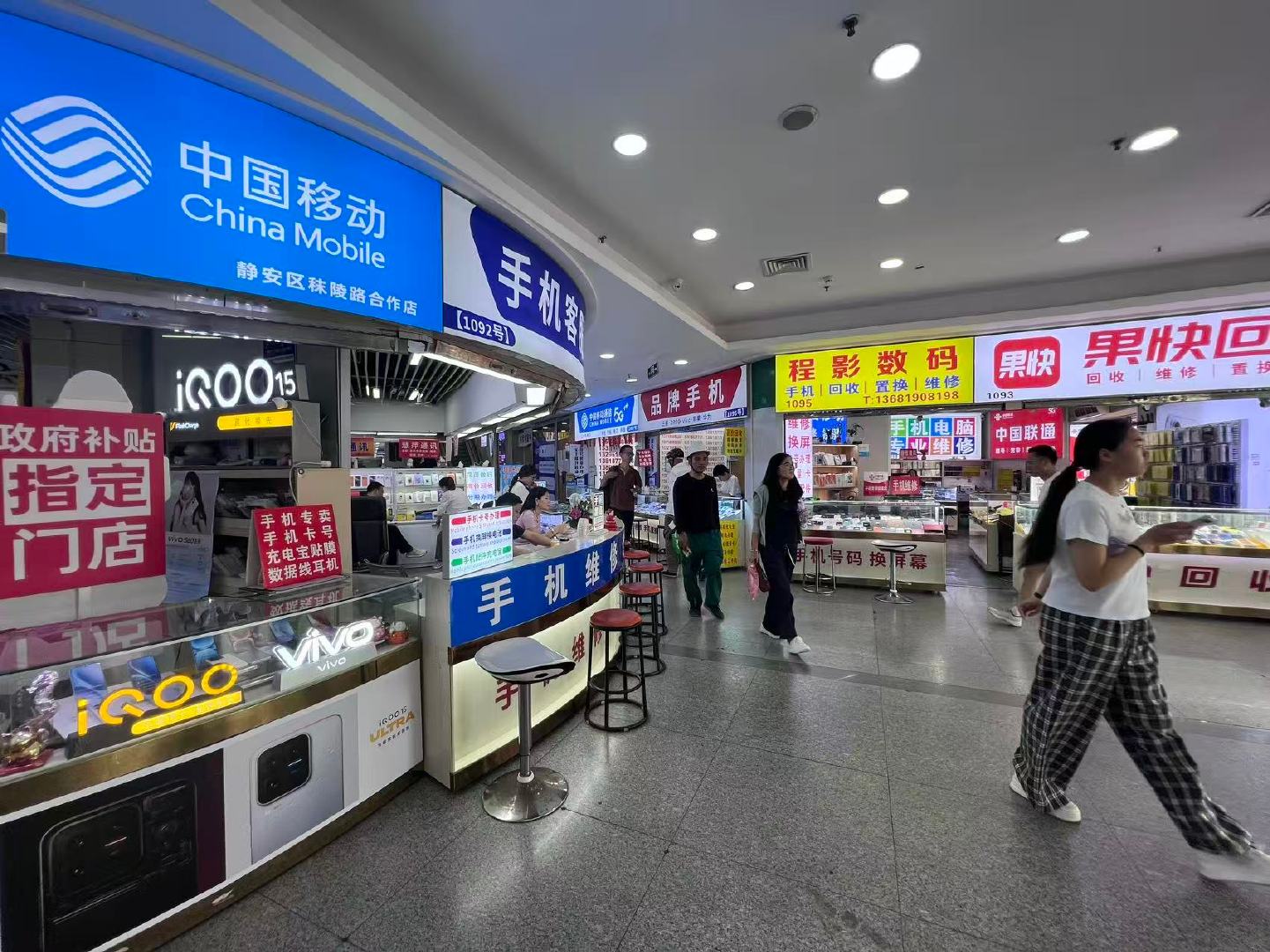【苹果突然涨价零售商说价格乱套了苹果突然涨价有人询价但不买】6月25日，因内存和
