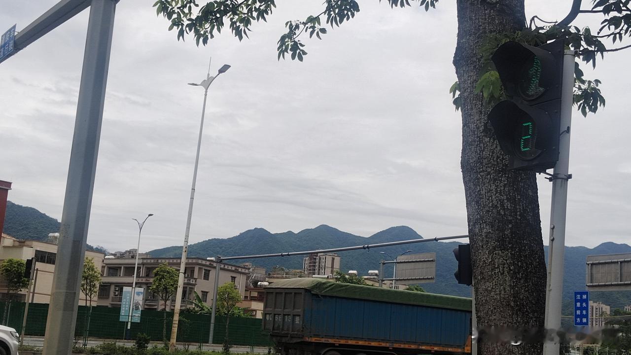 没事多出门走走，看看山，看看水，吹吹风，听听鸟叫，心里那团堵了很久的东西，就会慢