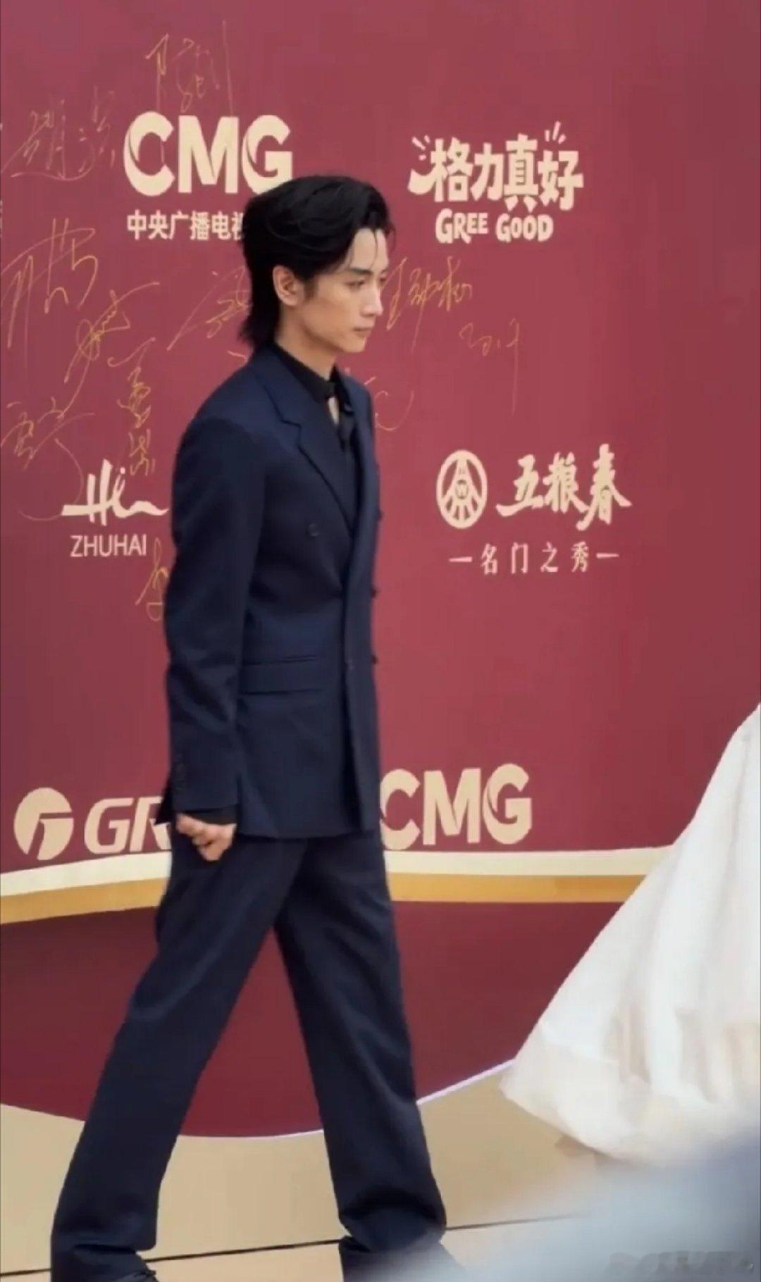 我的天啊！陈晓是咋回事现在瘦成了纸片人，目测都不到100斤，比身边的女星孙千体重