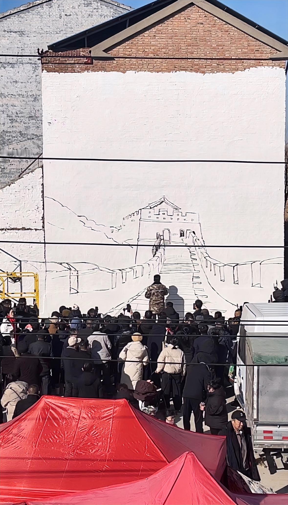 吴营村再添新画作长城，吴老师今天开始着手画长城，这是吴老师在吴营村的第50幅画作