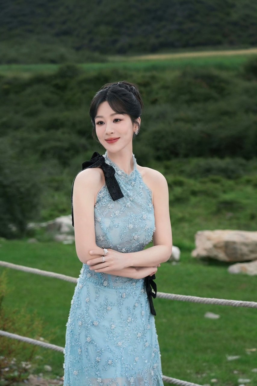 杨紫高盘头造型杨紫蓝色挖肩裙 杨紫高盘头造型好好看！ ​​​