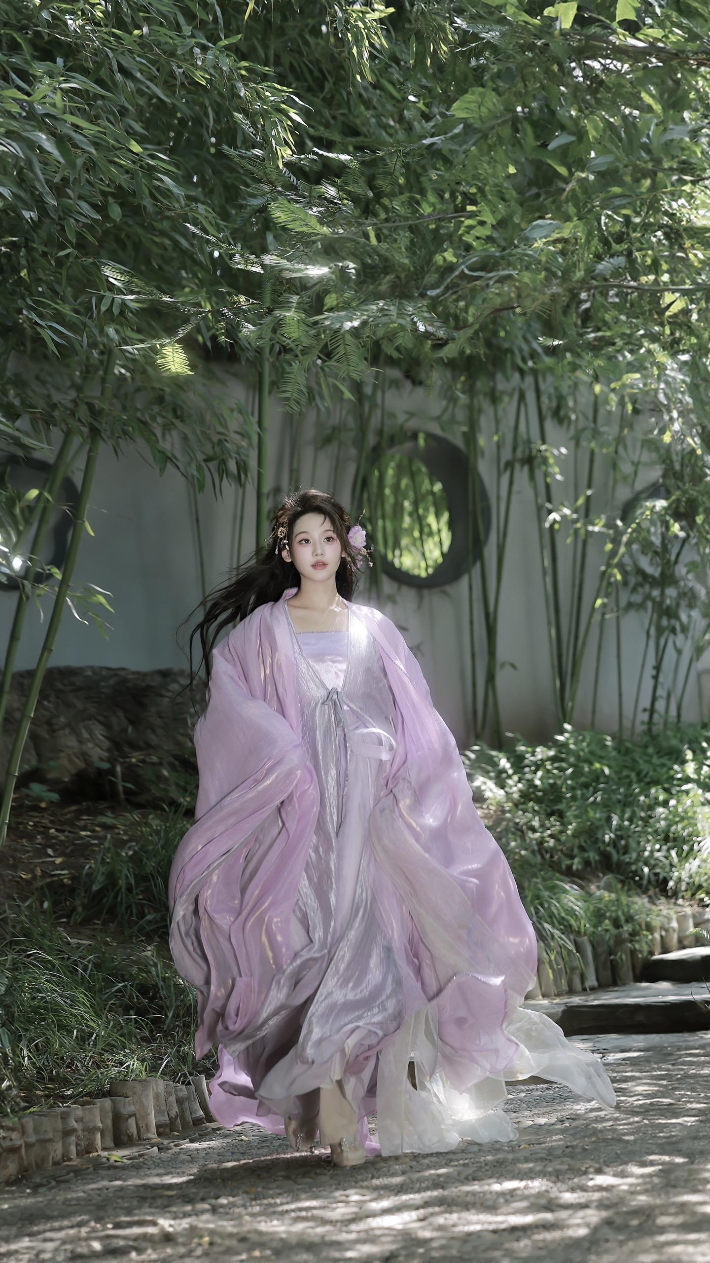 人间别久不成悲。🧚‍♀️：  💄：  👗：观山月