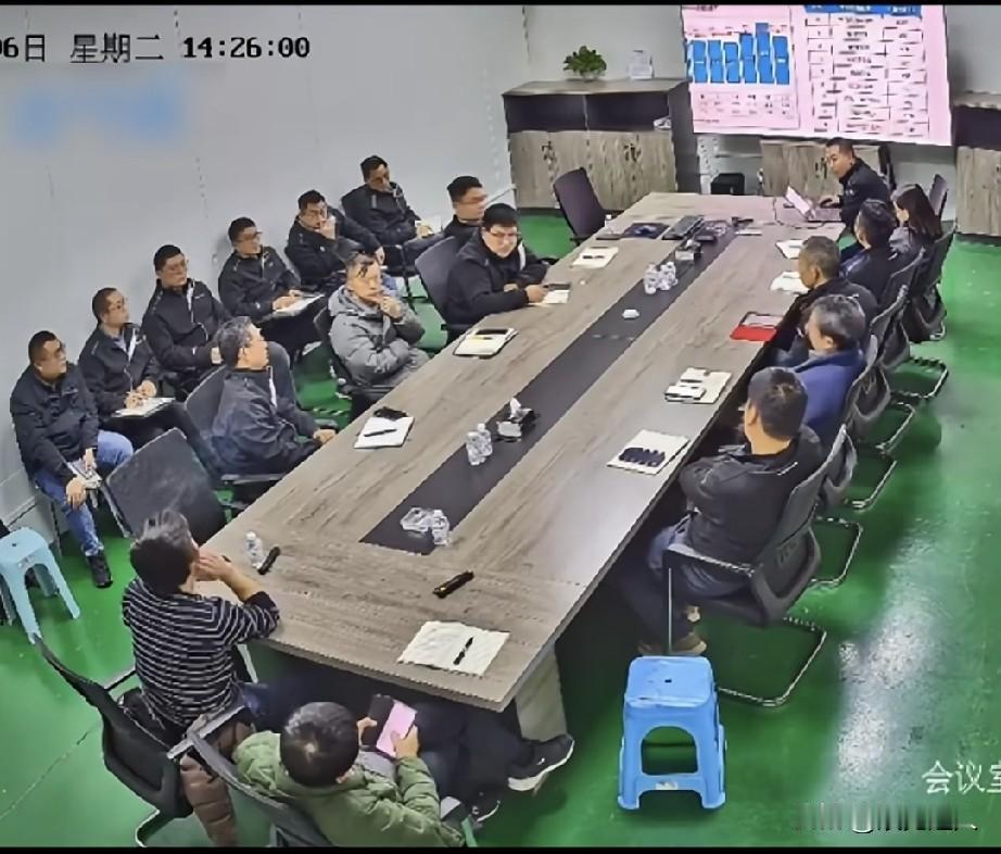 看看人家张雪是怎么开会的，这样的车企，怎么可能不成功？

别的公司开会：PPT翻