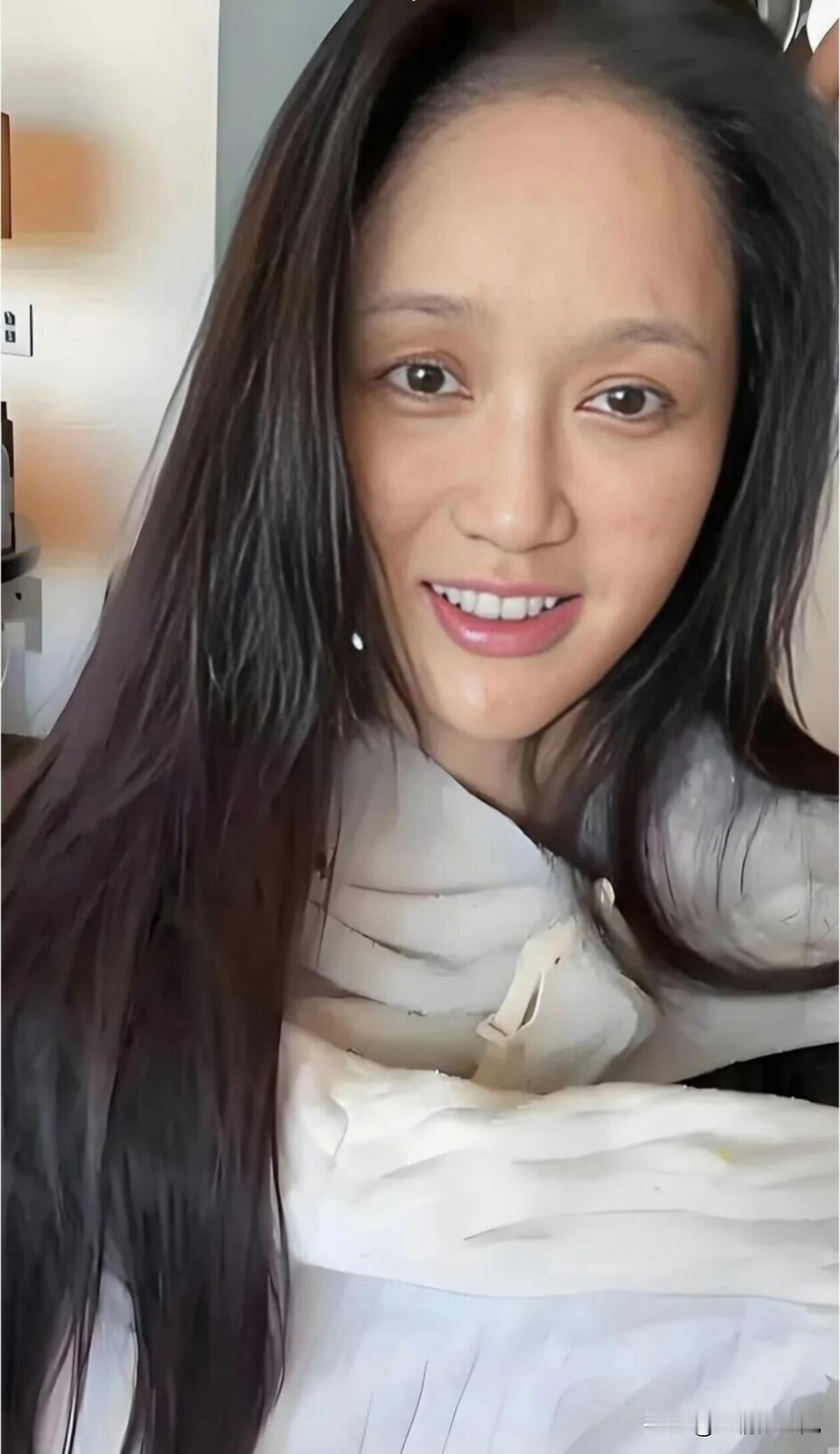 在社交平台上看到陈乔恩晒素颜自拍照！震撼全网！
现在已经是人人都要进行精细修图甚