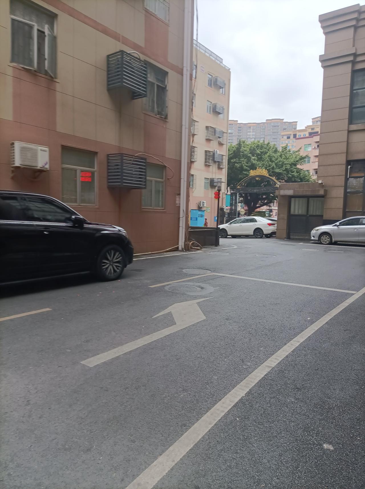 一张图证明冬天来了深圳今日晴天，也快过年了，老年活动室里一个人也没有，小区里也很