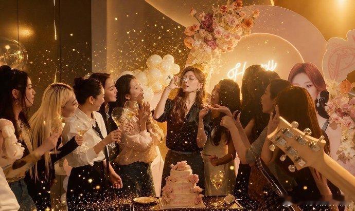 女人堆里被哄着盯着一口闷的张月氛围感直接拉满，张月在女人堆被围着喝酒，这一幕镜头