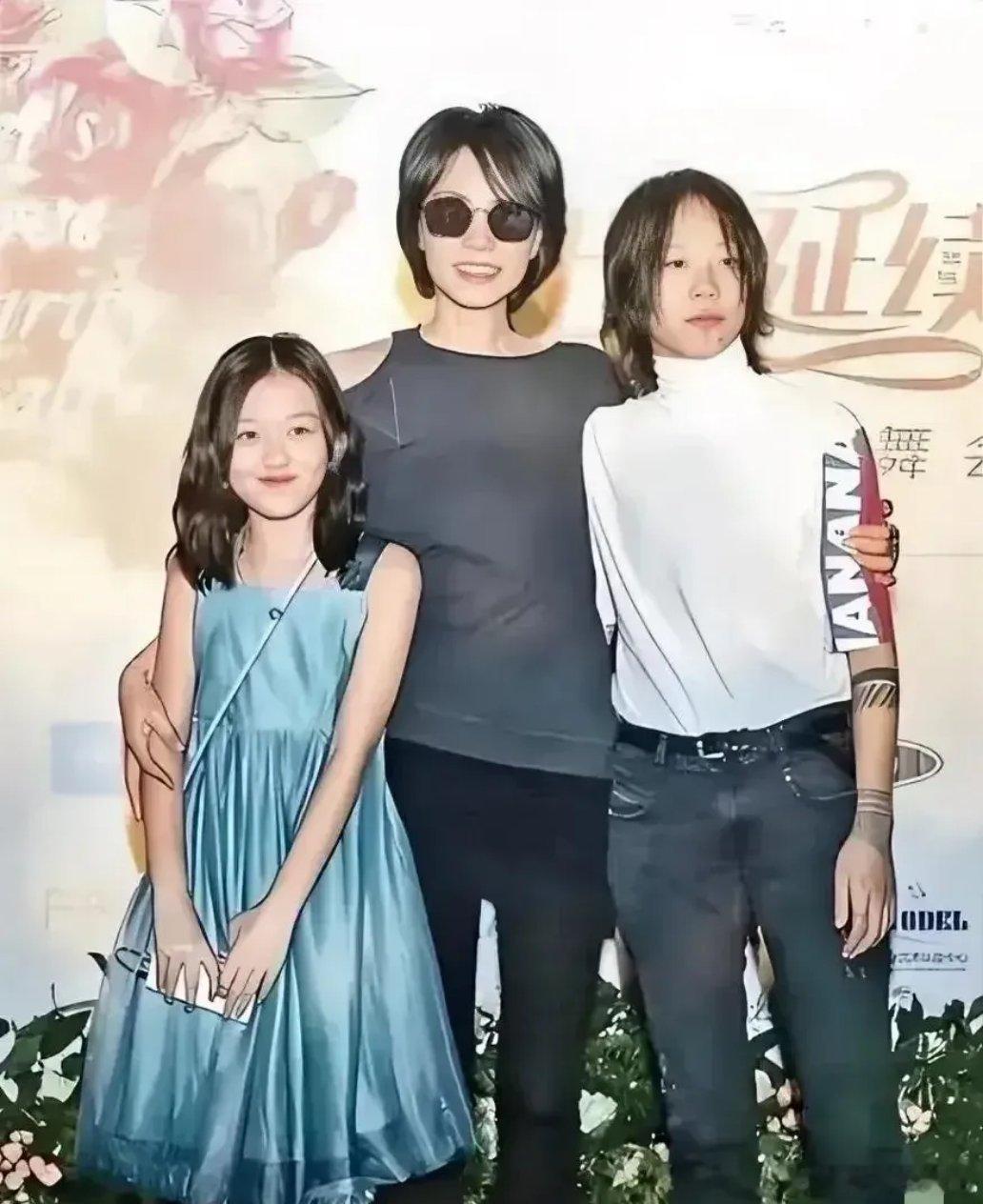 突然觉得王菲的两个女儿真的好幸福！爸爸都是有着浪漫主义情怀的男人，虽然挣钱能力一