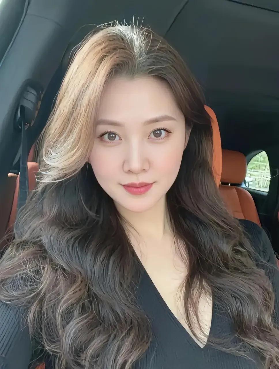 中俄混血基因强
明眸皓齿中停长
白肤红唇生媚笑
亲家媳妇大吉祥