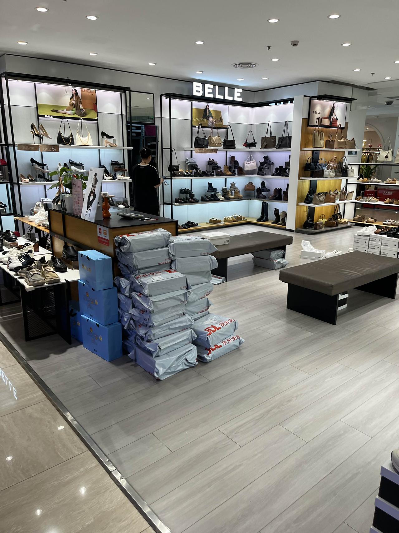 这是一家鞋店的内部景象，看起来这个品牌的店在网上销售还是很不错的。价格还不便宜呀