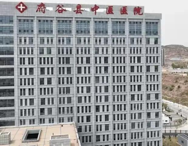 发生在陕西榆林府谷县中医院的悲剧。一个41岁的李钧本来只是咳嗽不舒服，去了县城中