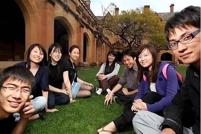 美国那边最近闹心坏了，说白了就是一件事：

美国学生不敢来中国读书了，来的人少得