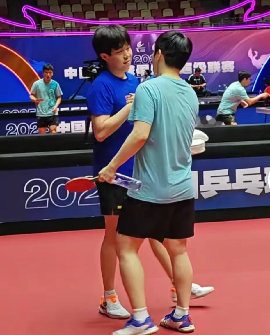 乒超联赛快开始啦
笑得很开心的樊振东和王楚钦
两位都是很好的运动员，
很有人格魅