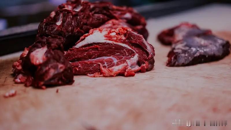 【牛肉发绿是变质了？别扔！这2种“绿”天差地别！】

刀落肉开，断面泛着诡异的绿
