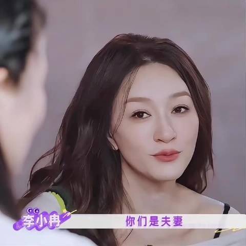 看这段综艺片段，心里真的挺感慨。李小冉在路上碰到一对普通夫妻，俩人一个剪纸、一个帮忙撕纸，简简单单搭