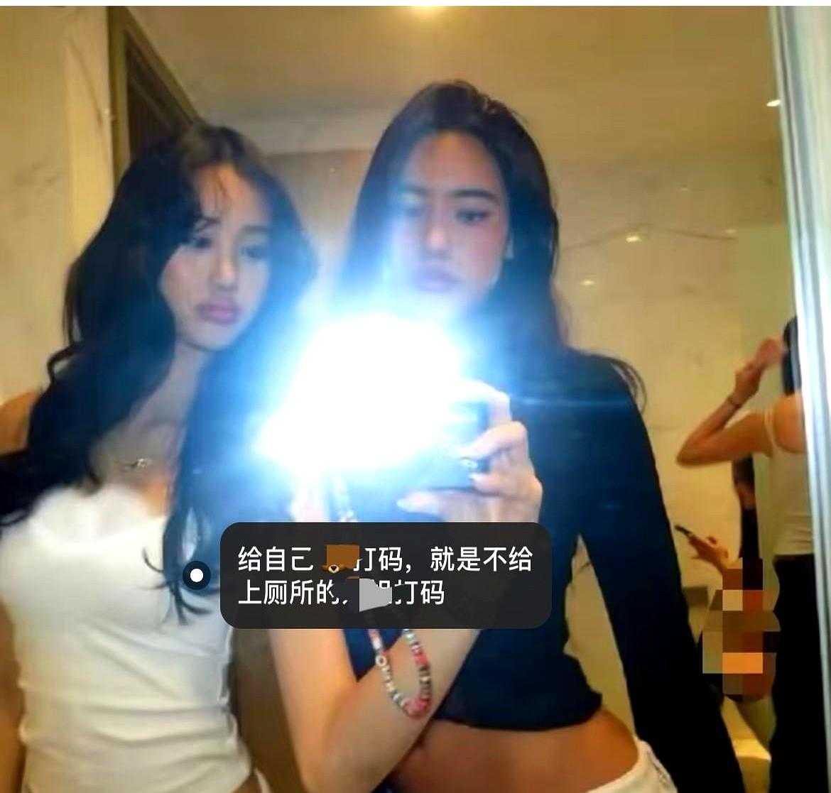 钟丽缇家的小女儿考拉，这回真惹事了。

16岁的考拉发自拍，背景里不小心把同学的