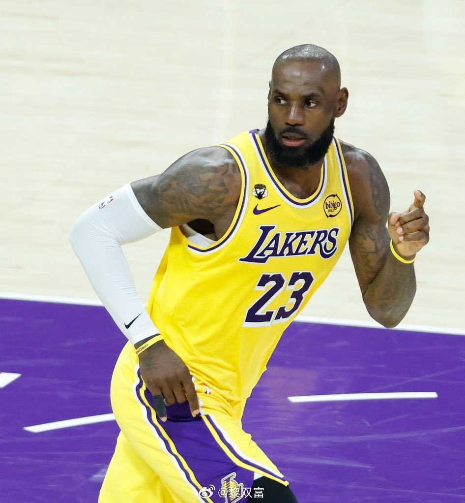 先是ESPN资深湖人记者戴夫·麦克马纳民发长文分析詹姆斯新赛季下家的各种可能，后