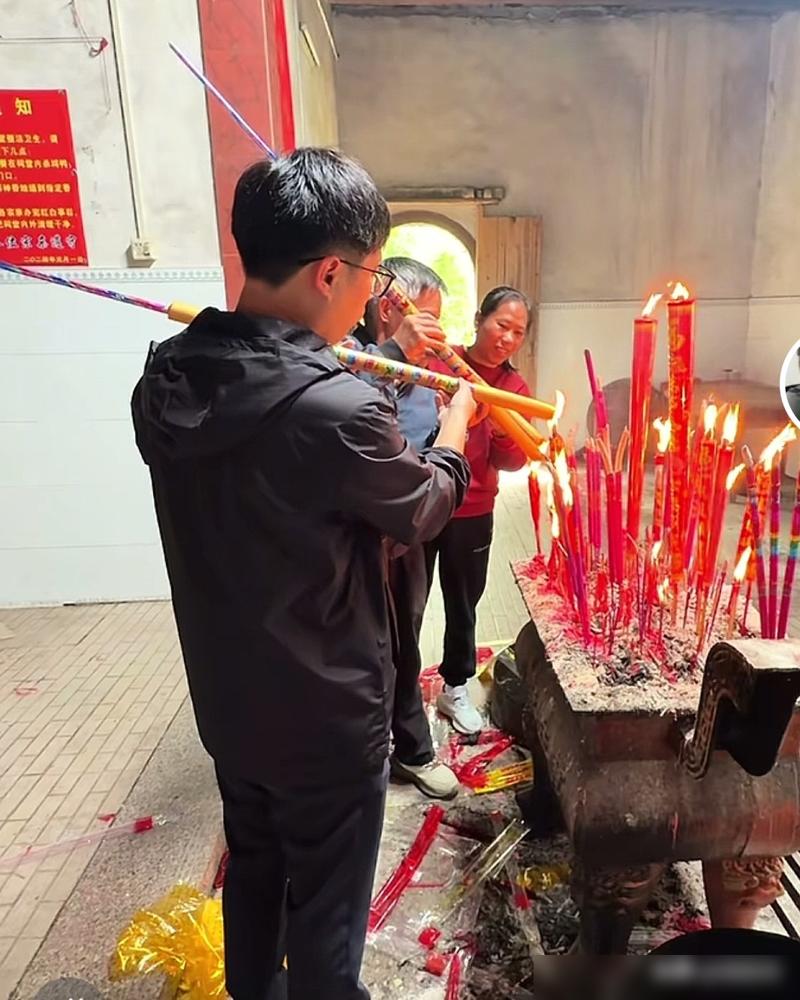 寻亲圈最硬的“反骨仔”，是那个不爱笑的梁志辉。
别被那些抱头痛哭的滤镜骗了，我