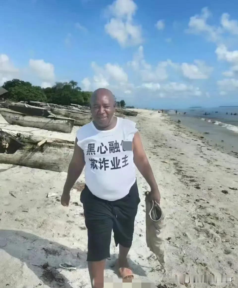 来自中国的二手服装让非洲朋友喜笑颜开，不做萨普也可以十分酷，尤其是这件超酷短袖更