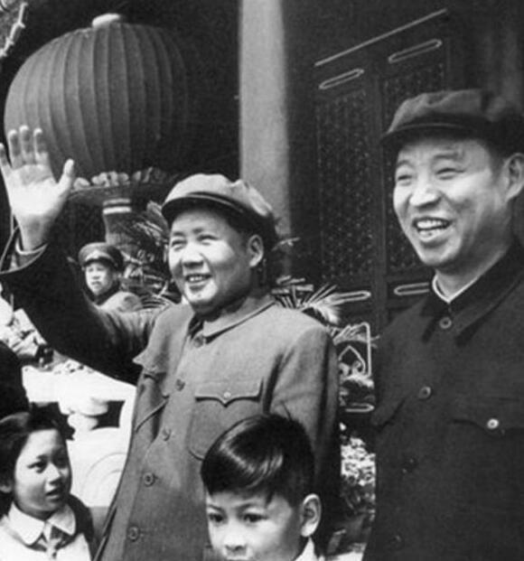 1973年毛泽东与许世友对弈，只走了一步许世友为何突然起身向毛主席敬礼？
195