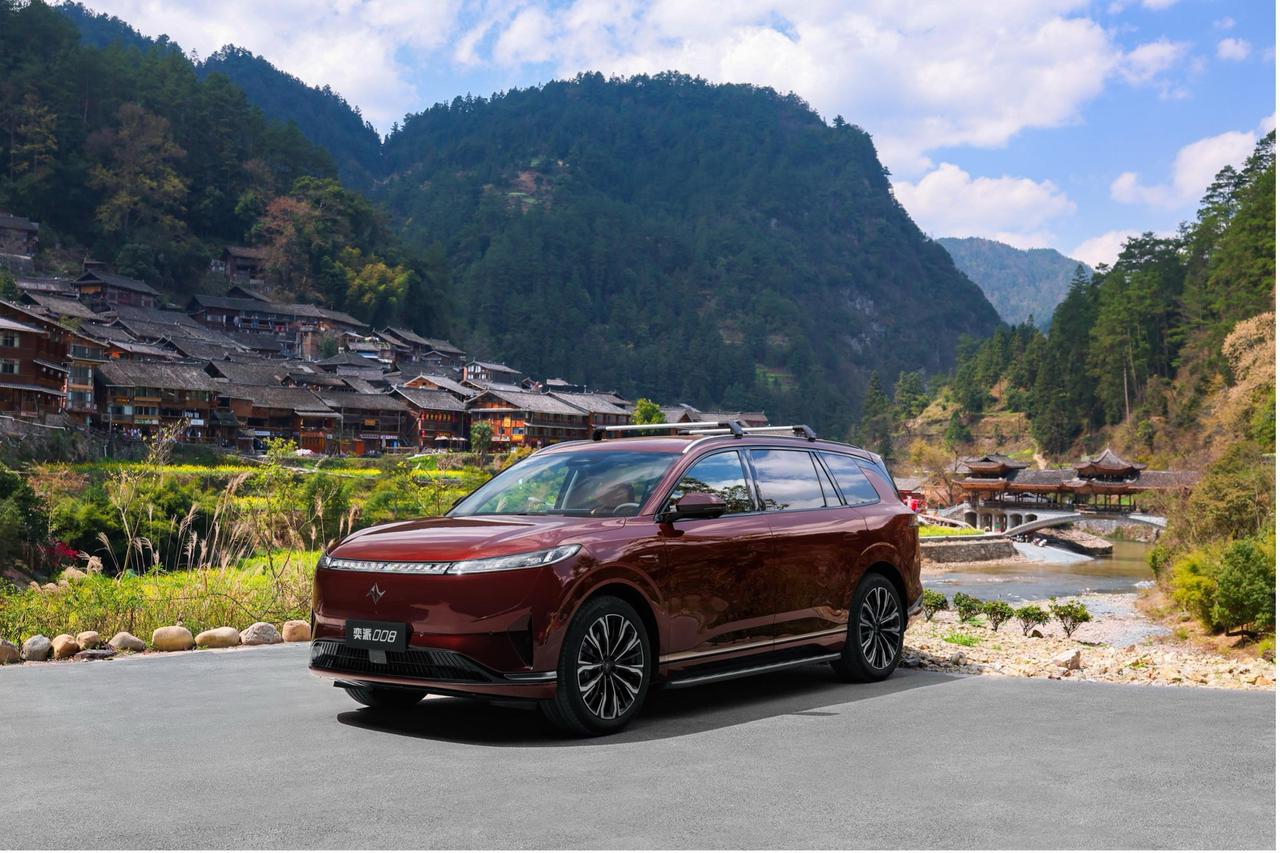 东风奕派三款主力车型焕新，有以下亮点：
1、奕派008 推出极光红新车色，推出涵