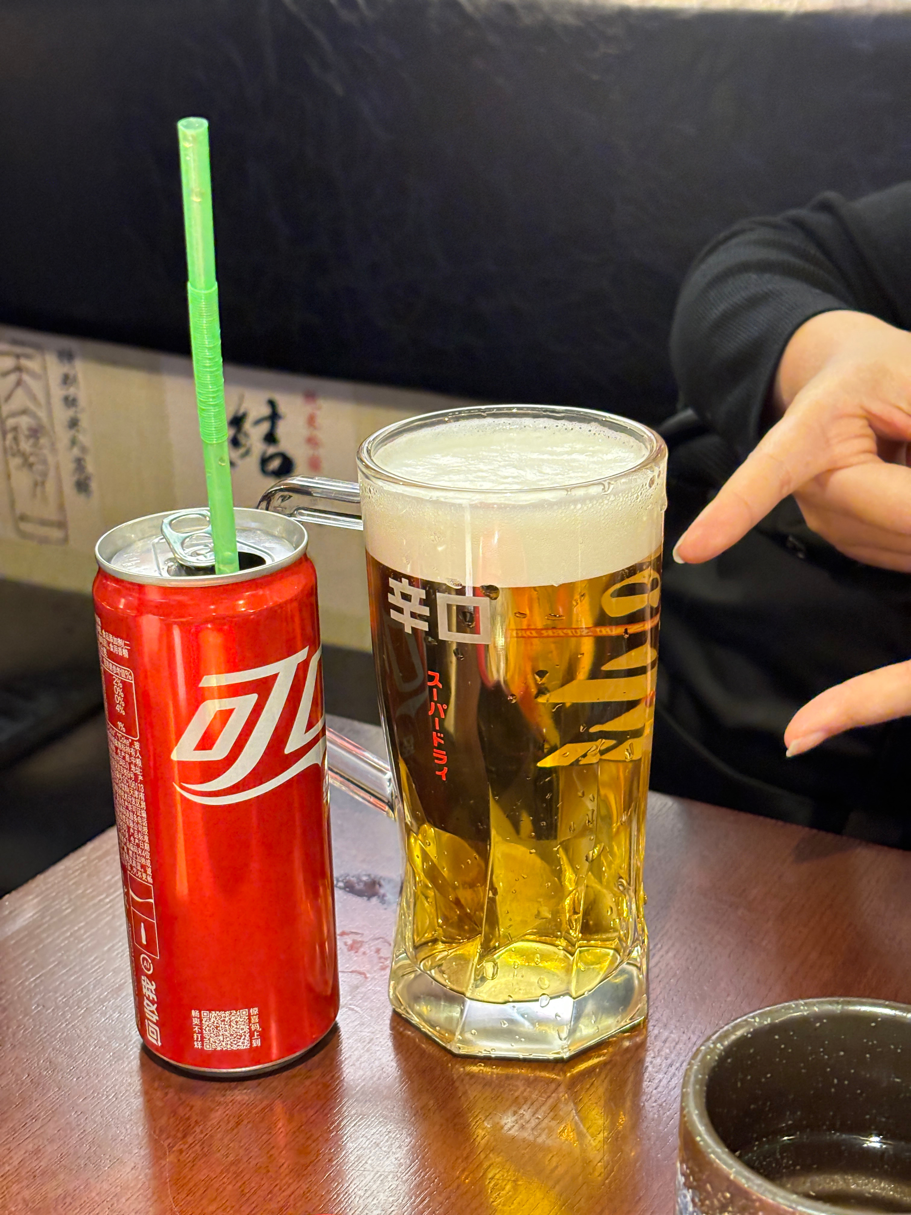 （在居酒屋参加抽奖）我（打开发现有啤酒x1）：你有饮料可以喝了！咬（打开发现有可