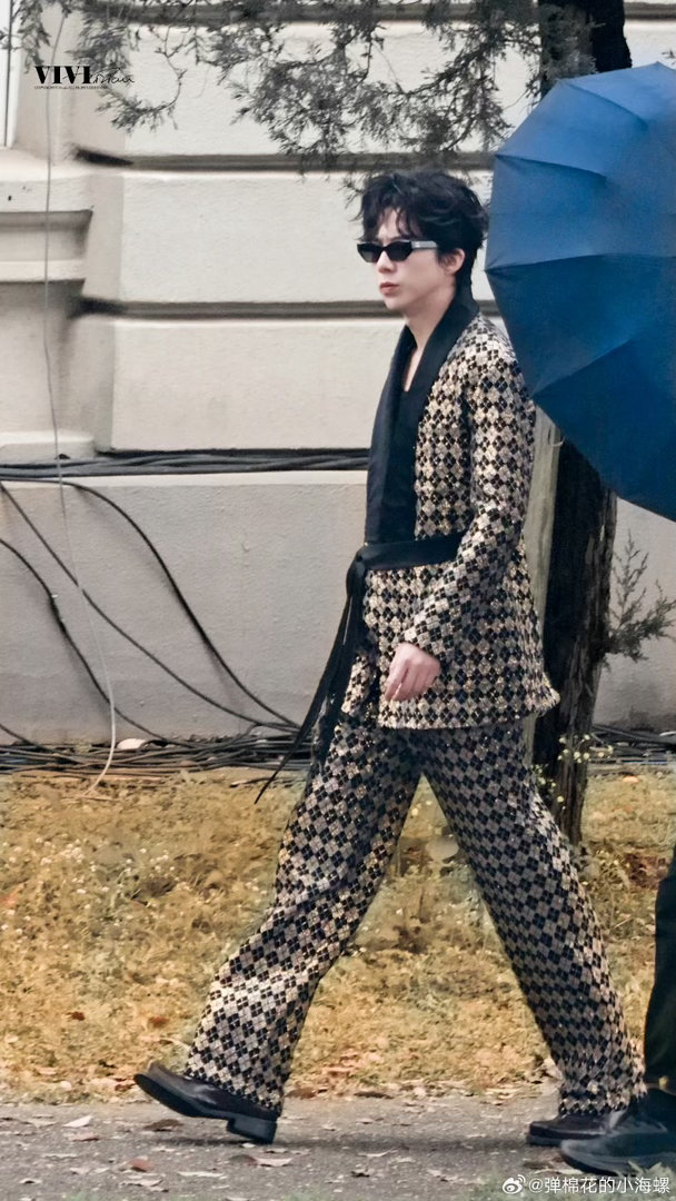 刘宇宁开推蛇塑开始推理吧 就喜欢看刘宇宁穿这种有点东西的衣服，金色亮片菱格睡衣配