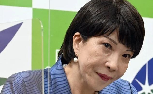 高市早苗不是首相，但作为日本经济安保大臣，她一边把侵华战争辩解成自卫，一边推动远
