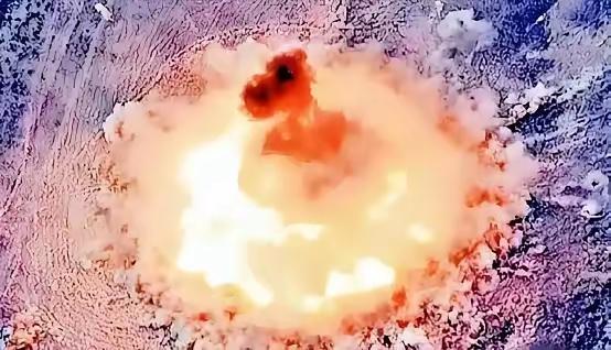 中国2公斤“热压弹”颠覆战场规则，俄专家急问能否共享技术！
​​在西北戈壁的测试