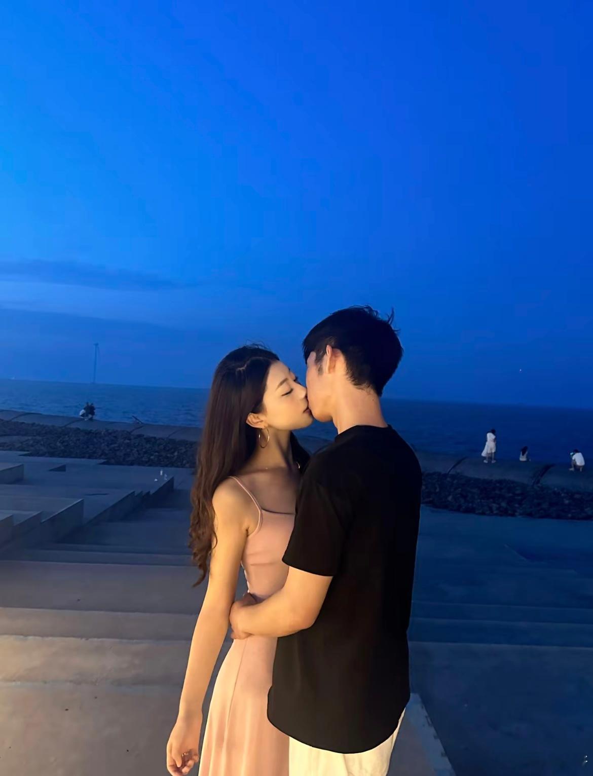 每场争执和好之后 我们拥抱狂吻陷落 ​​​