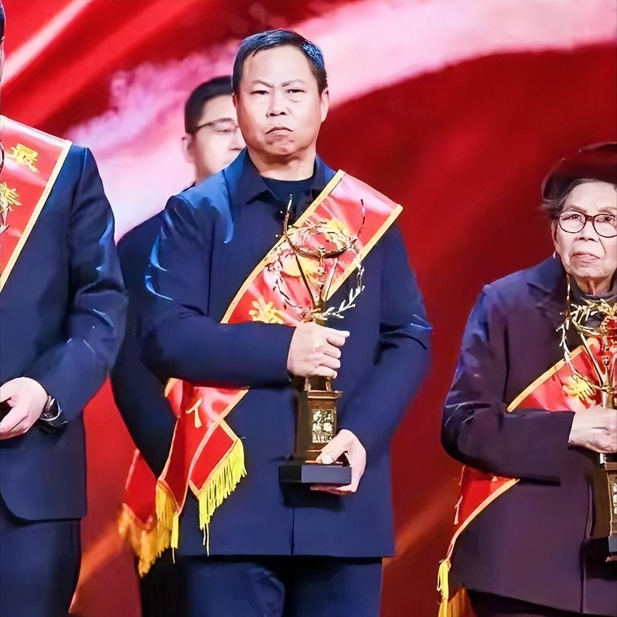 2024年，浙江船老大沈华忠出海时，突然接到求救信号，他当场砍断6300只蟹笼，