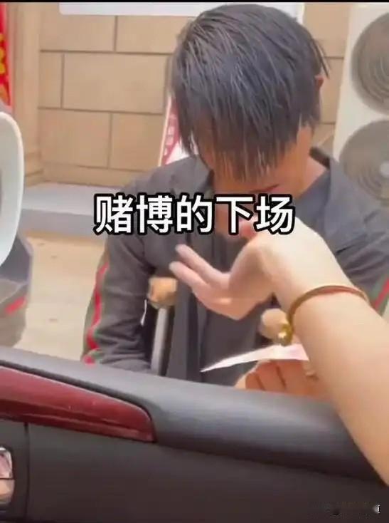 老教师赌光一生：省下的鸡蛋钱，全喂了庄家的抽水机

老李今年63，背驼得像背着一