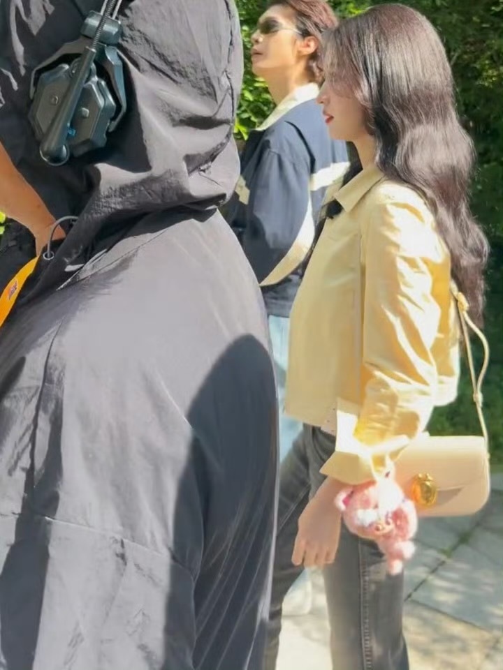 路人拍的王楚然现在就出发路透生图，神图来了，完全女神，每次路透都美一大跳，现偶可