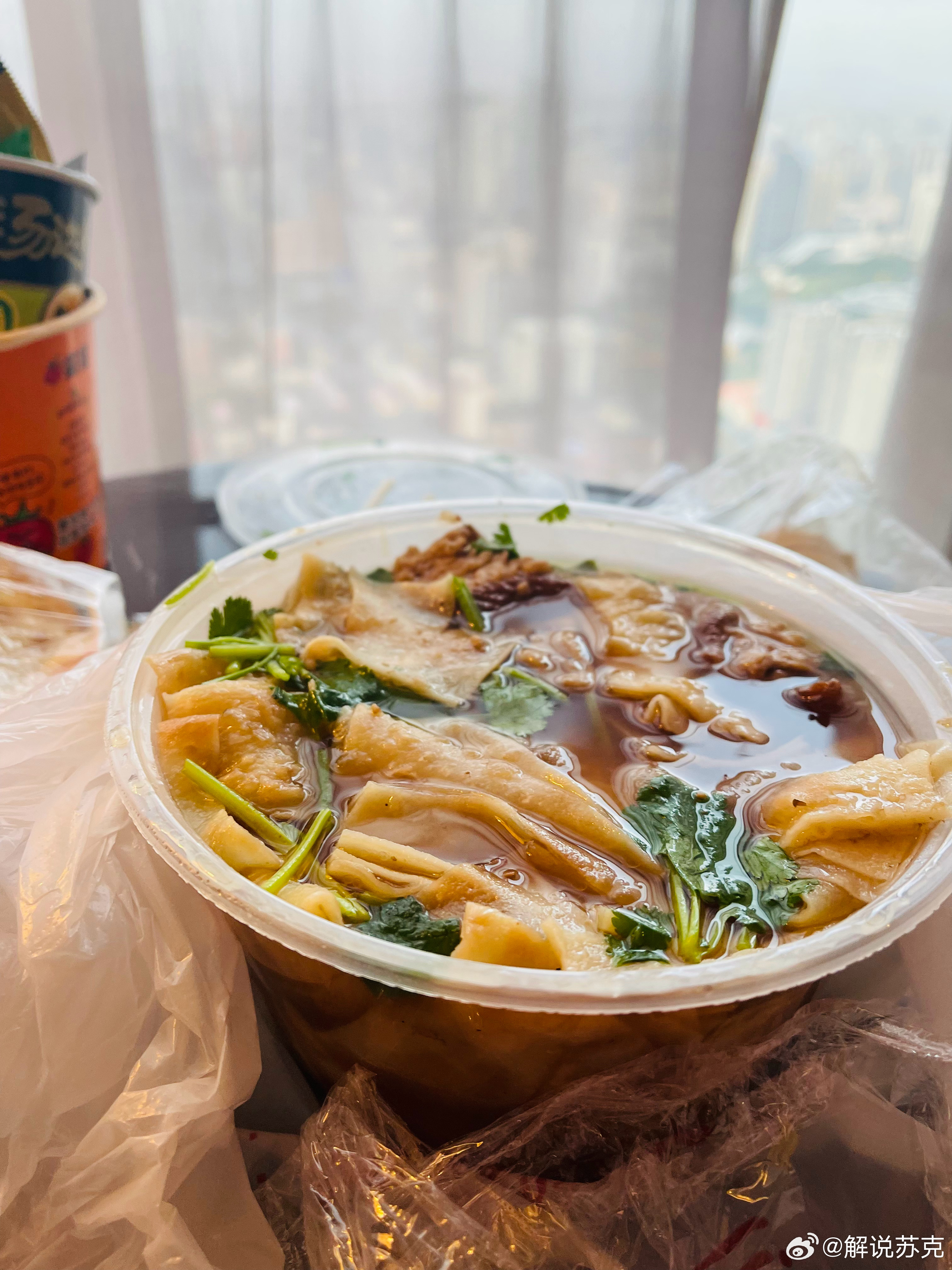 吃了石家庄牛肉罩饼，还买了个肉夹馍就是不知道为什么这里的包装纸，为什么会缺一块[