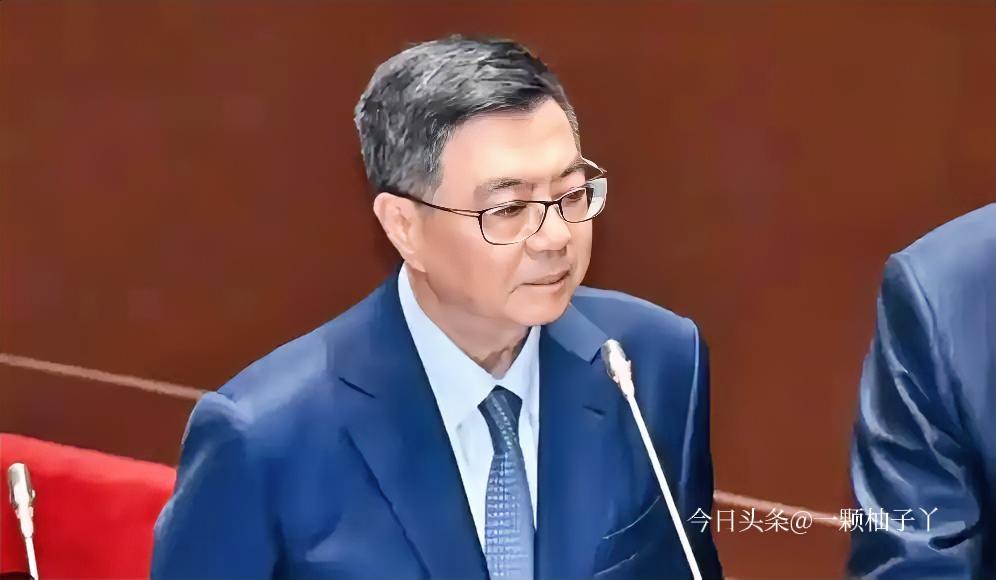 中东局势紧张，台行政机构负责人卓荣泰紧急召集会议，忙得脚不沾地。他要求启动能源小