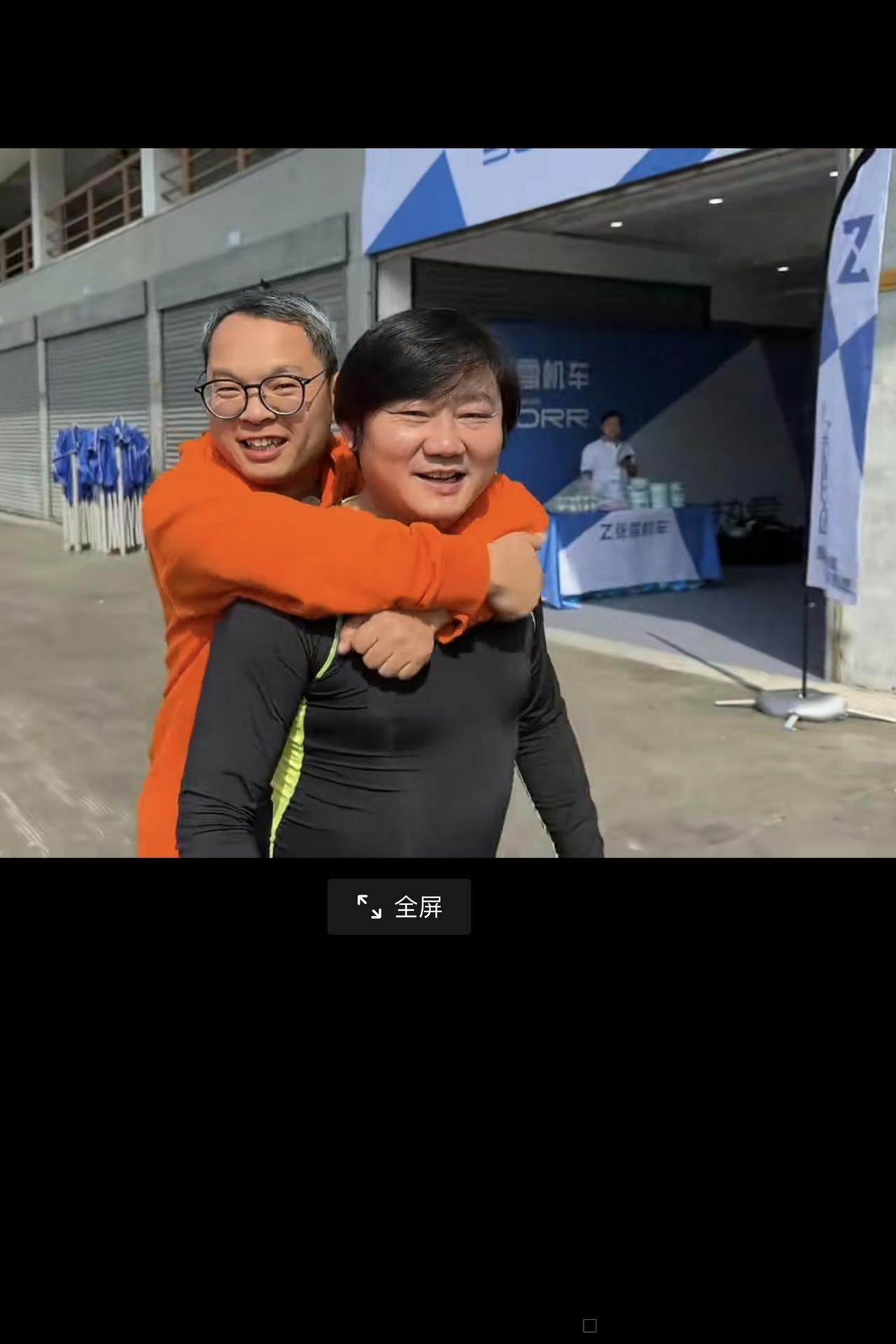 网友们知道什么叫“踦张雪”吗？
请大家瞧一瞧：员工把张雪当作“张雪机车”，让张雪