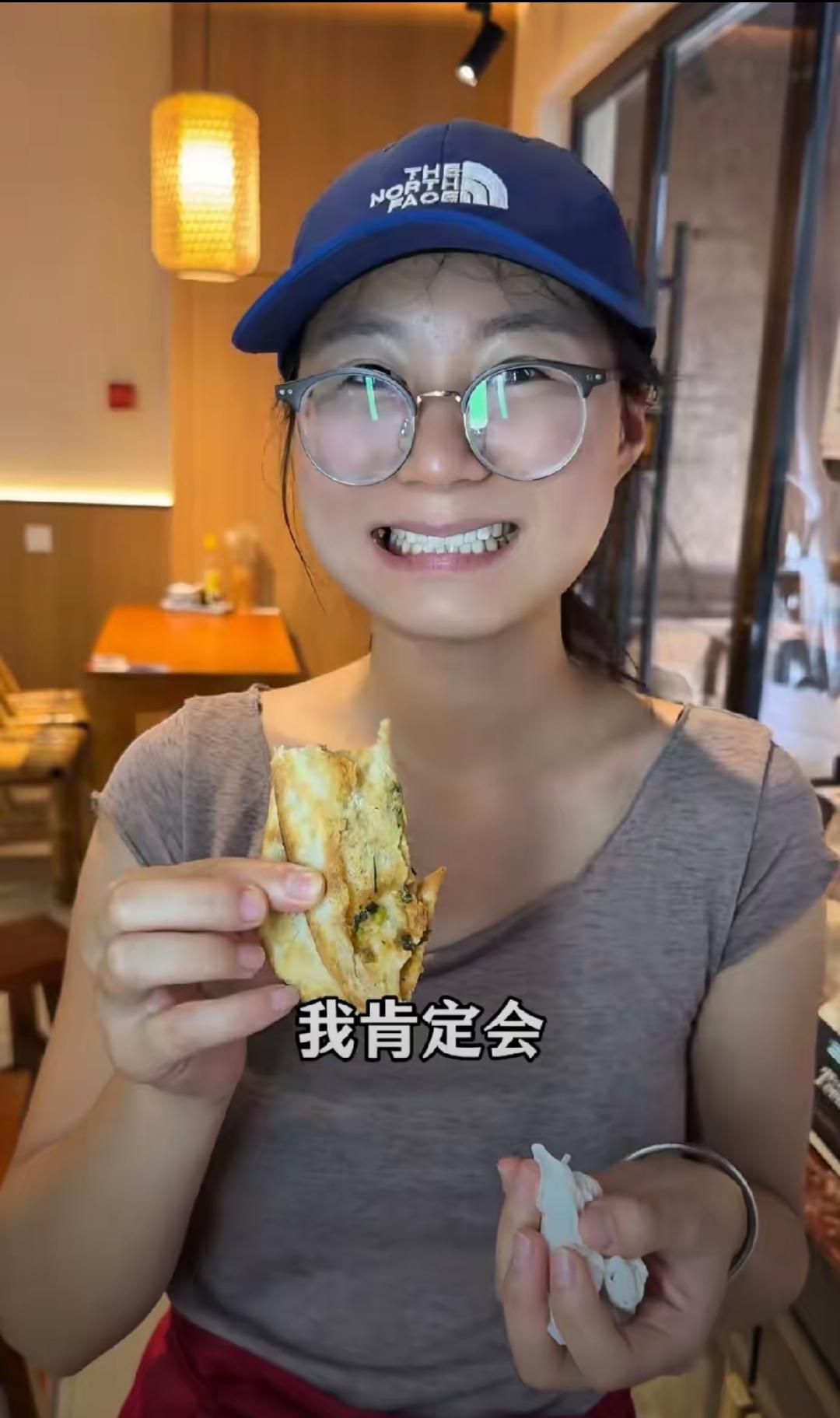 江苏无锡，18岁女孩去饭店打暑假工，和老板商量好的，每天工作8小时，一个月300