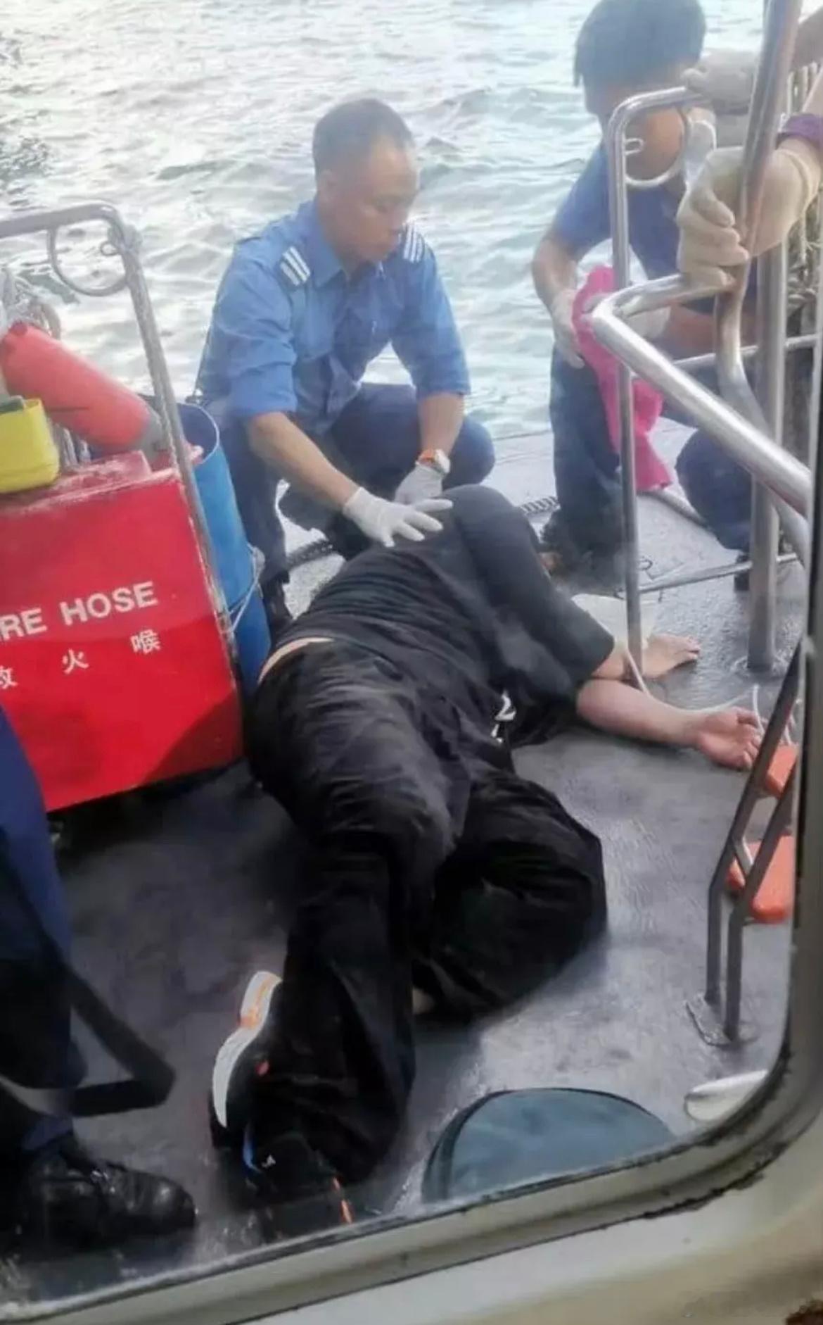 真是太震惊了，香港顶流姜涛坠海了还好被救上来人没事！不知道发生了什么但要注意身体