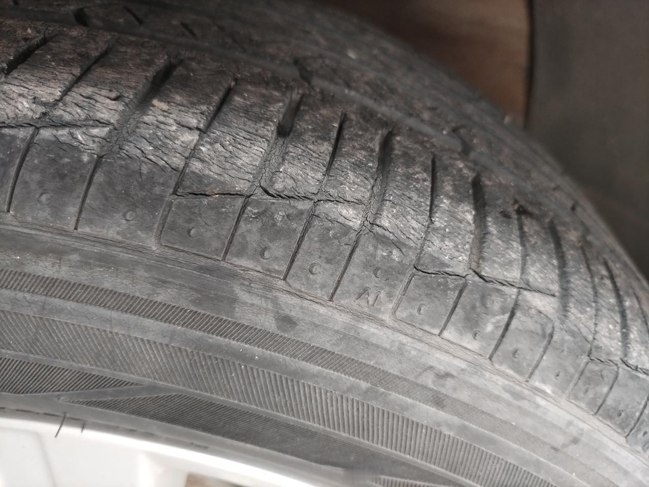 这个胎老化成这个样子了，到处是裂纹，说实在话我开着都不放心，今天终于和老板谈好了
