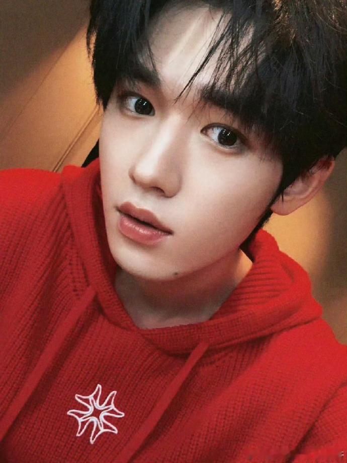 宋亚轩的红衣怼脸三连拍，正红色上衣衬得他皮肤白皙透亮，怼脸镜头下，精致的眉眼高挺