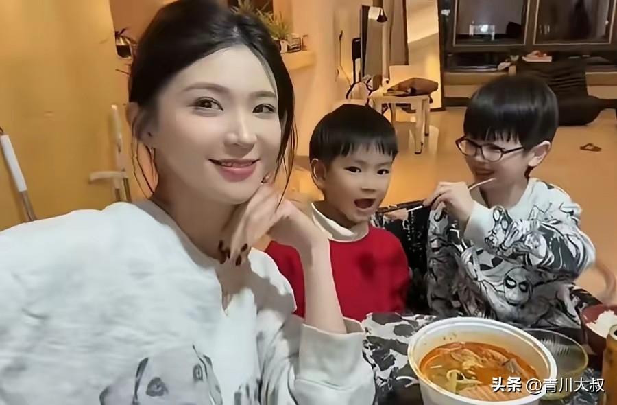 终于知道梁靖崑大儿子凉皮，为啥打不过二儿子雪糕了？

你看老二的眼神，
带着不服