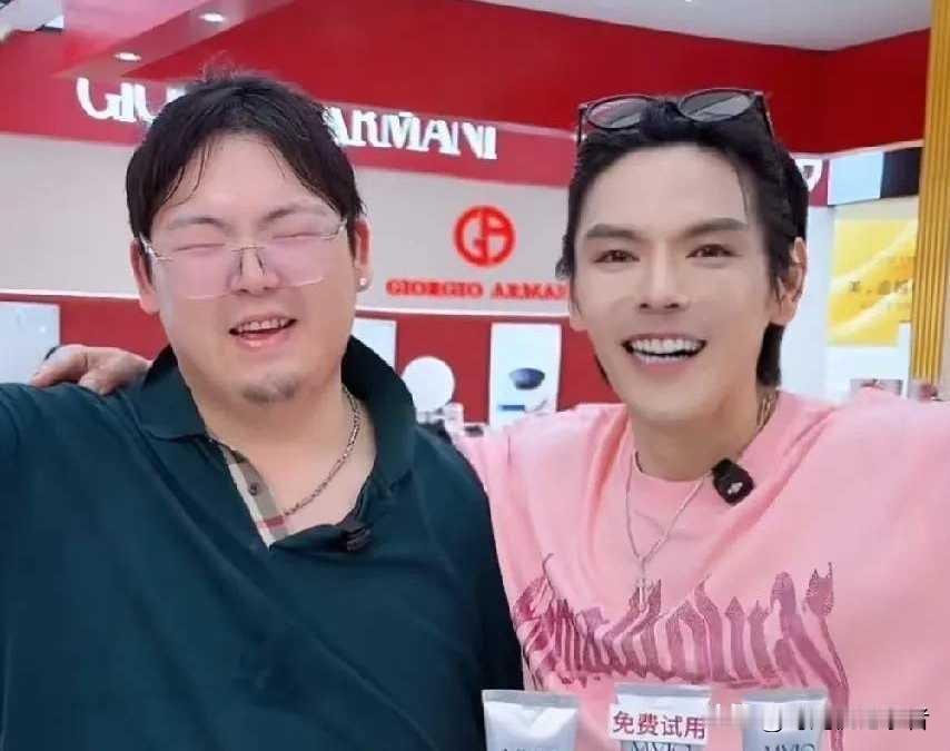 向佐如今全家出来带货了，这个弟弟看起来很压抑的感觉，一点看不出来是个纨绔子弟，可